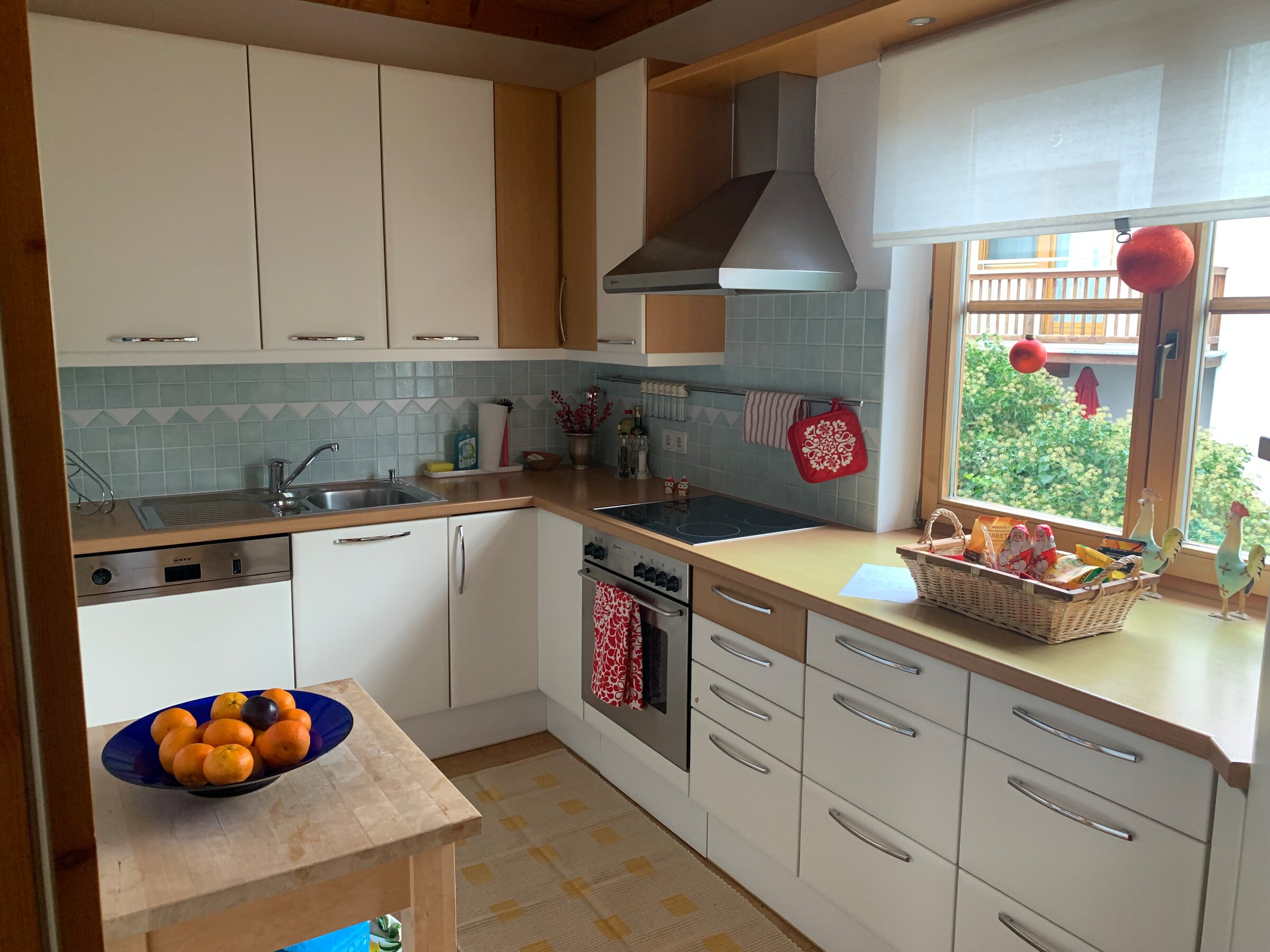 Helle Küche mit Fensterfront: 4-Zimmer Wohnung zur Kurzzeitmiete & Wohnen auf Zeit für 1 bis 6 Monate in Axams