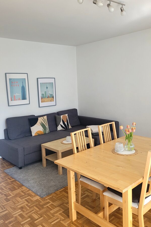 Bright living & dining area with parquet: 2-room apartment for short-term rental & temporary housing, 1 to 6 months, Salzburg