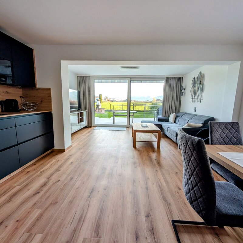 Heller Wohn-Essbereich mit moderner Küche & Terrassenzugang – 2-Zimmer Wohnung, Kurzzeitmiete Salzburg, Wohnen auf Zeit für 1 bis 6 Monate