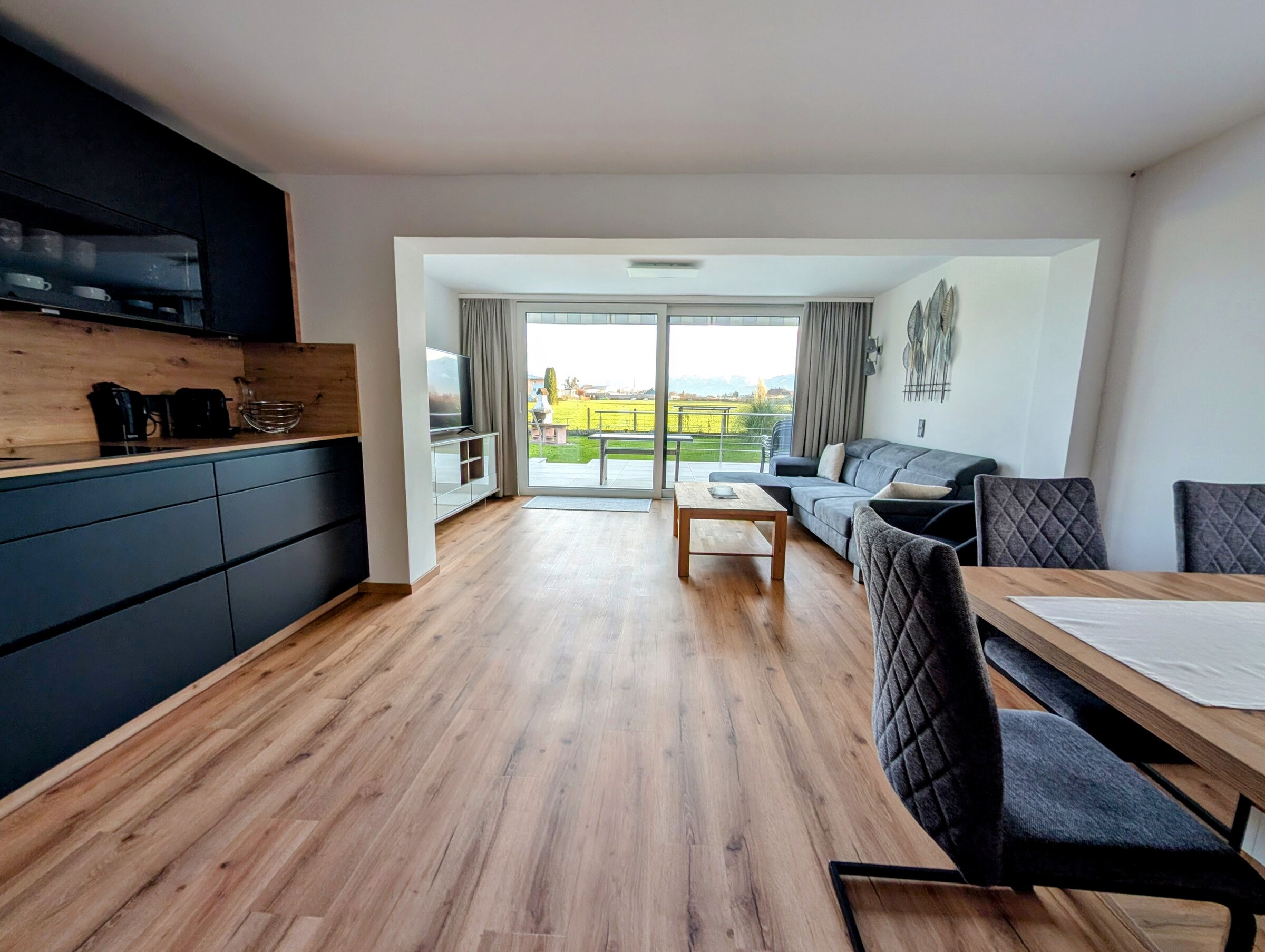 Heller Wohn-Essbereich mit moderner Küche & Terrassenzugang – 2-Zimmer Wohnung, Kurzzeitmiete Salzburg, Wohnen auf Zeit für 1 bis 6 Monate
