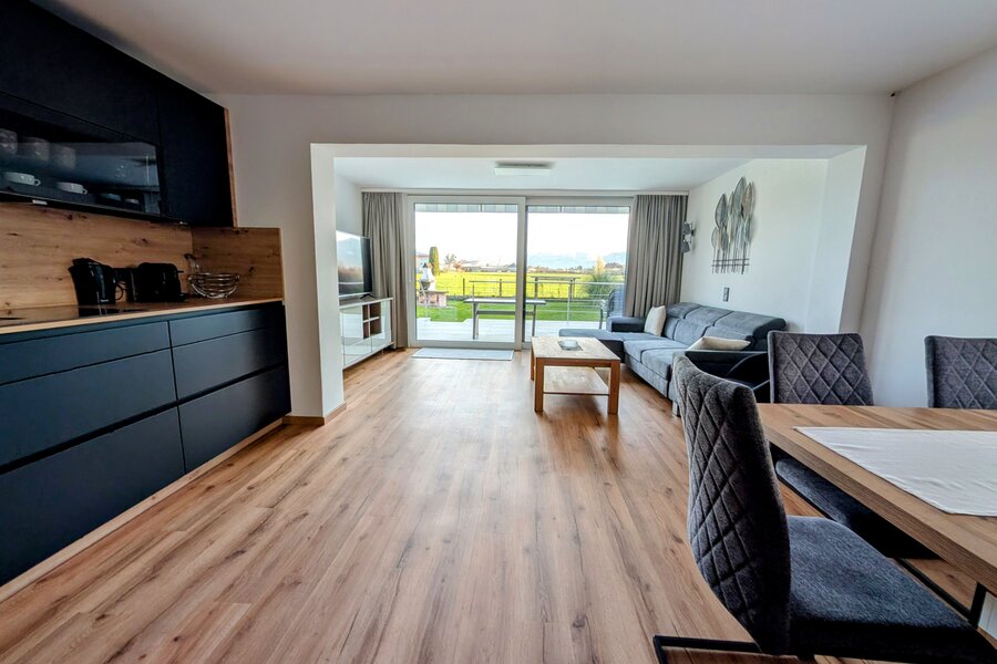Heller Wohn-Essbereich mit moderner Küche & Terrassenzugang – 2-Zimmer Wohnung, Kurzzeitmiete Salzburg, Wohnen auf Zeit für 1 bis 6 Monate