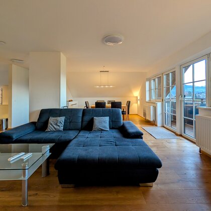 Helles Wohnzimmer mit Bergblick: 3-Zimmer Wohnung zur Kurzzeitmiete in Salzburg – Wohnen auf Zeit für 1 bis 6 Monate.