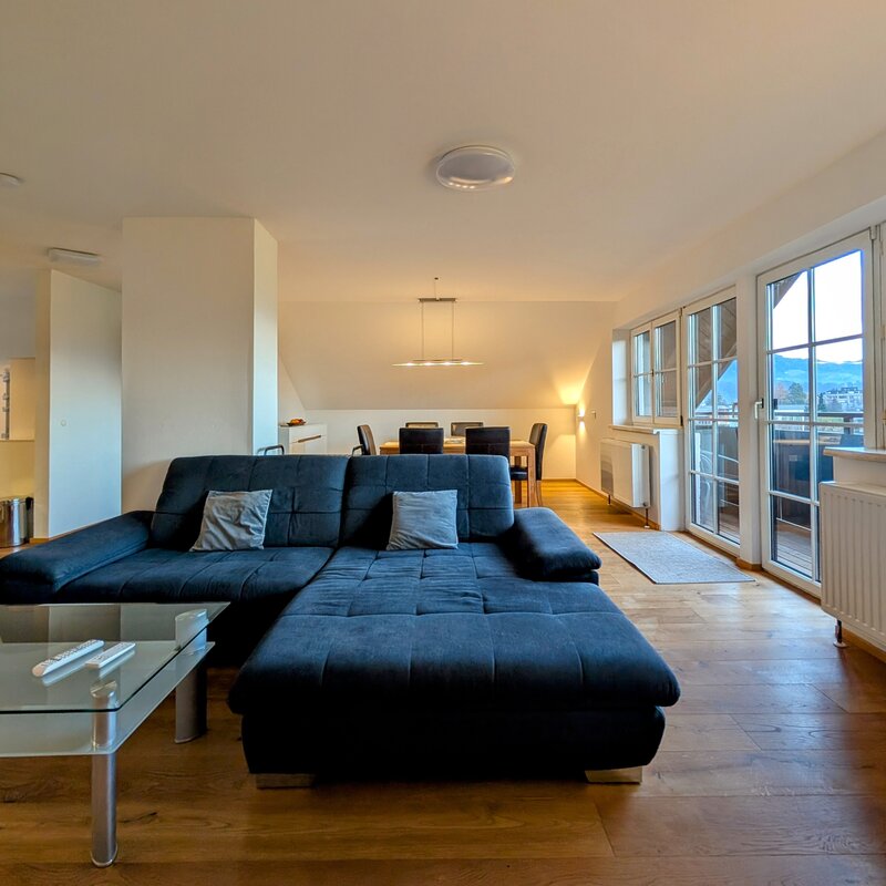 Helles Wohnzimmer mit Bergblick: 3-Zimmer Wohnung zur Kurzzeitmiete in Salzburg – Wohnen auf Zeit für 1 bis 6 Monate.