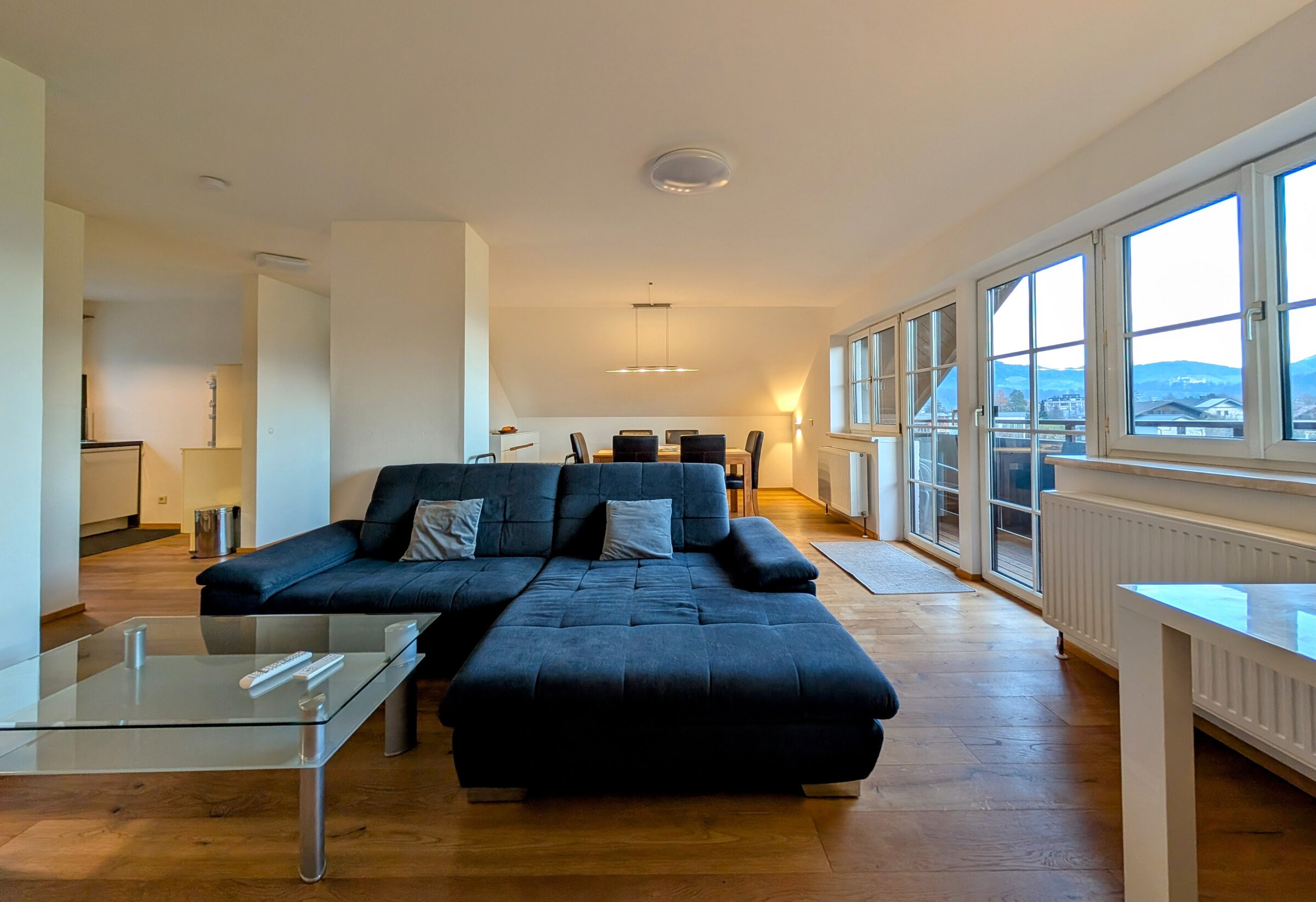 Helles Wohnzimmer mit Bergblick: 3-Zimmer Wohnung zur Kurzzeitmiete in Salzburg – Wohnen auf Zeit für 1 bis 6 Monate.
