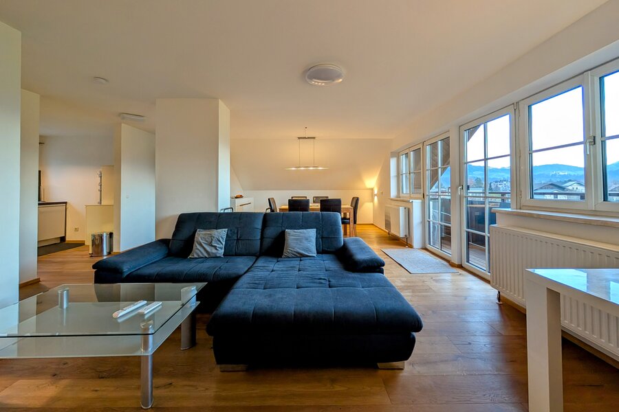 Helles Wohnzimmer mit Bergblick: 3-Zimmer Wohnung zur Kurzzeitmiete in Salzburg – Wohnen auf Zeit für 1 bis 6 Monate.