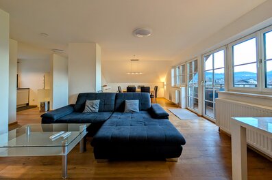 Helles Wohnzimmer mit Bergblick: 3-Zimmer Wohnung zur Kurzzeitmiete in Salzburg – Wohnen auf Zeit für 1 bis 6 Monate.