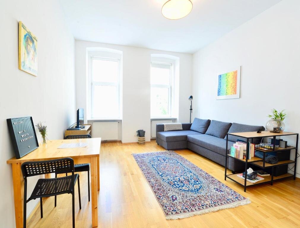 Helles Wohnzimmer mit ausziehbarer Schlafcouch