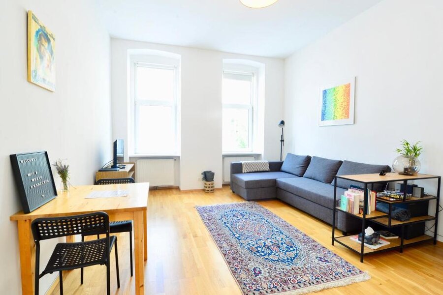 Helles Wohnzimmer mit ausziehbarer Schlafcouch