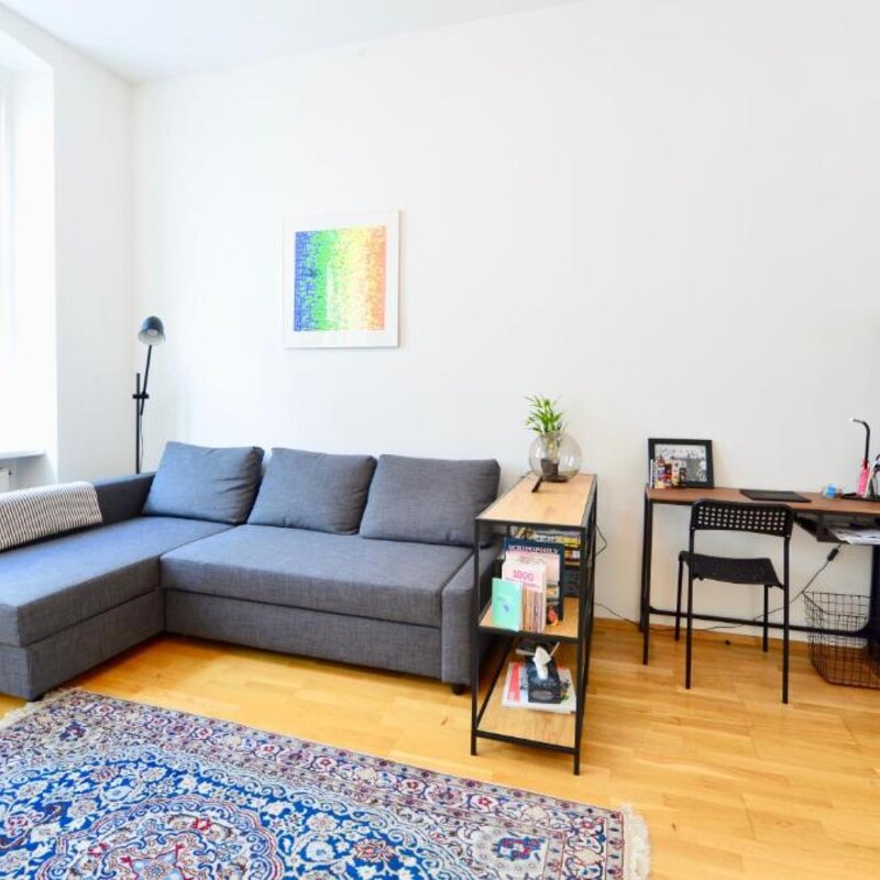 Schlafsofa und Schreibtisch