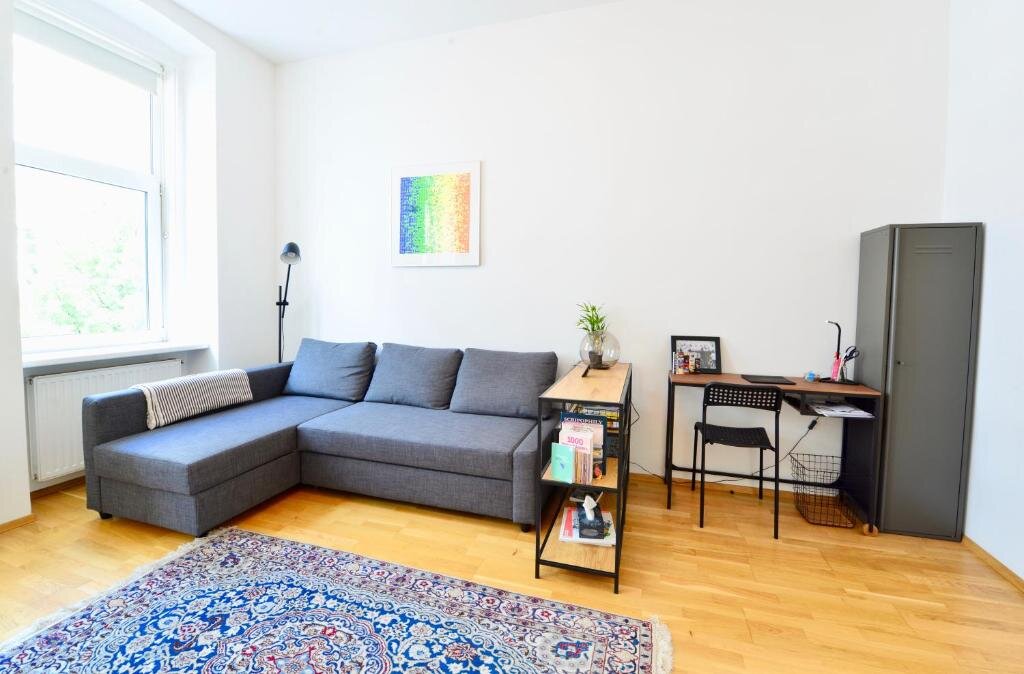 Schlafsofa und Schreibtisch