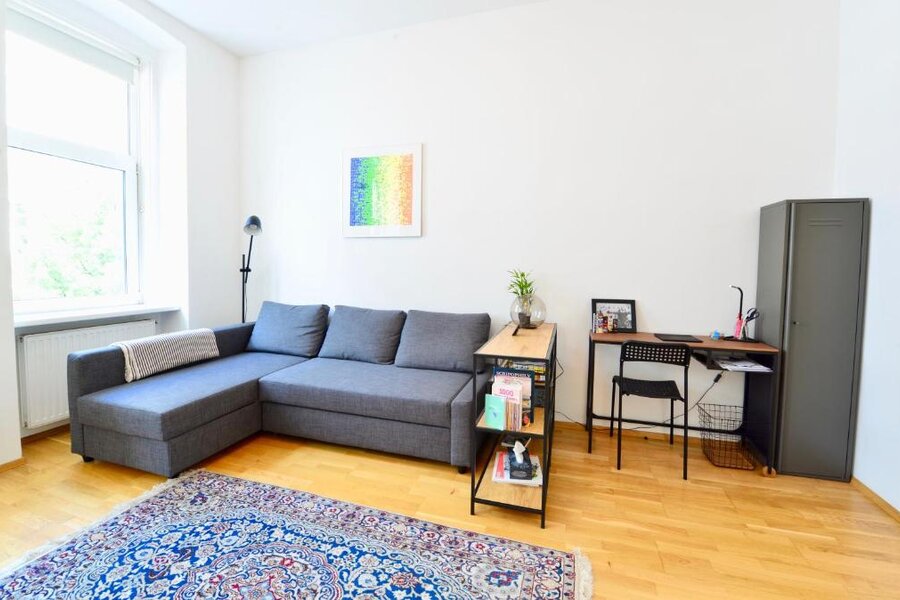 Schlafsofa und Schreibtisch