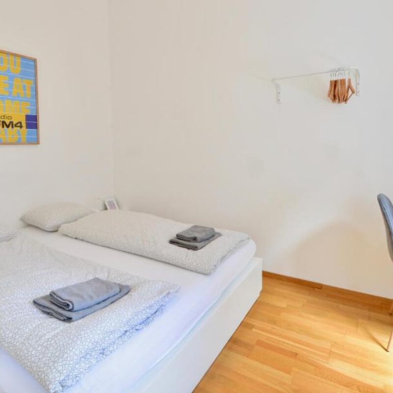 Schlafzimmer mit großem Doppelbett