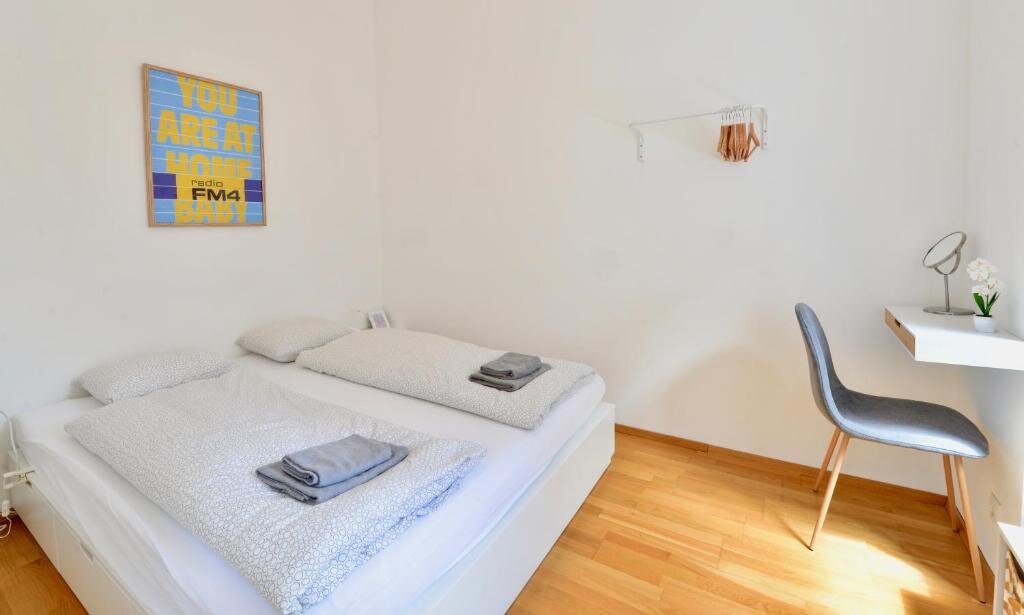 Schlafzimmer mit großem Doppelbett