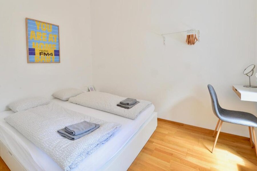 Schlafzimmer mit großem Doppelbett