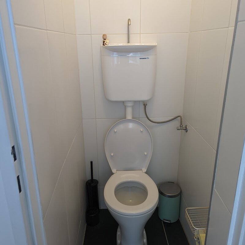WC mit Waschbecken
