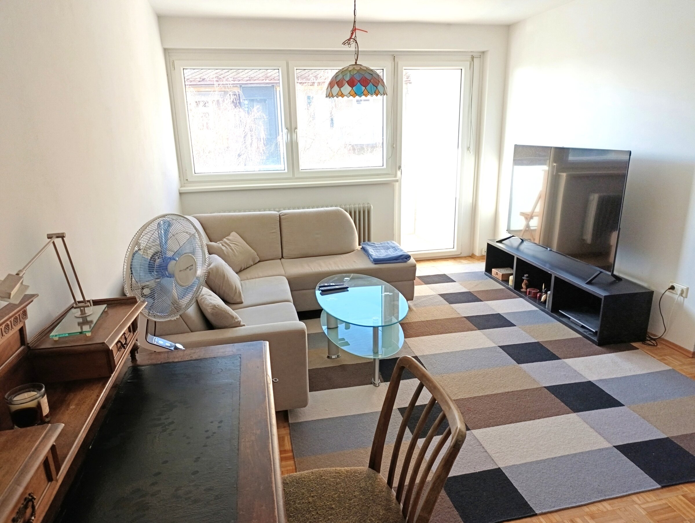 Bright living room with sofa & TV: 3-room apartment for short-term rental – temporary housing for 1 to 6 months in Graz