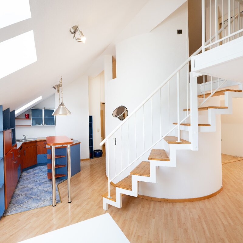 Open 2-room gallery apartment with mezzanine & kitchen – short-term rental & temporary housing for 1 to 6 months in Elsbethen/Salzburg.