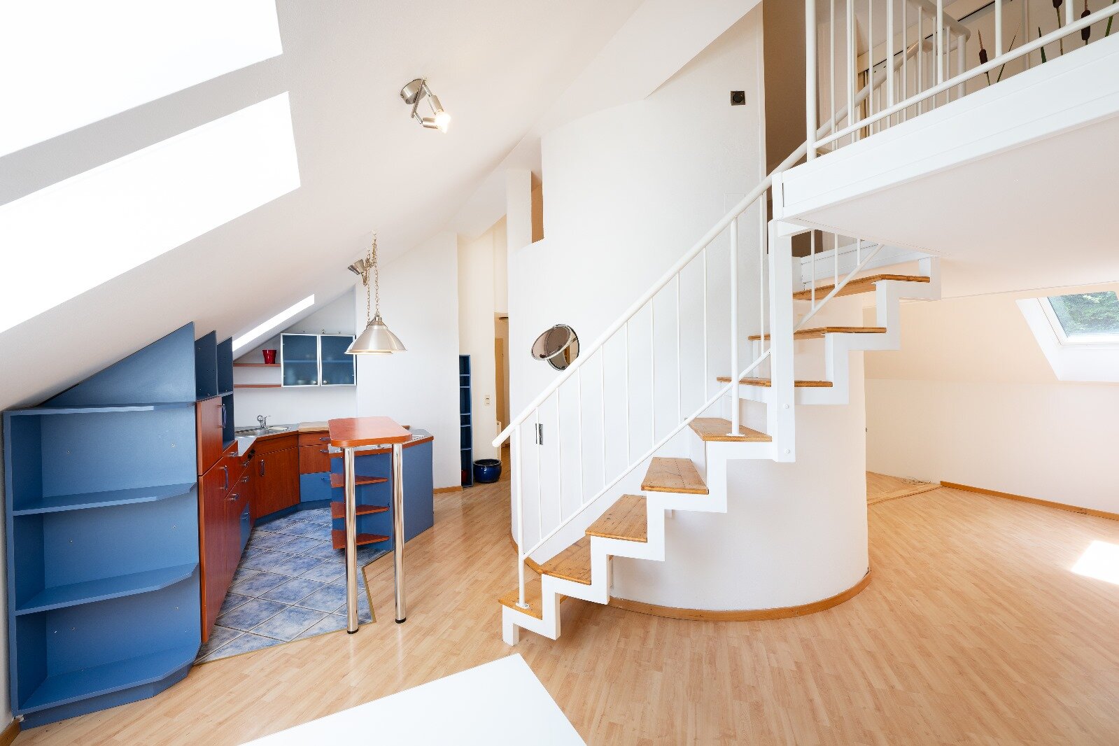 Open 2-room gallery apartment with mezzanine & kitchen – short-term rental & temporary housing for 1 to 6 months in Elsbethen/Salzburg.