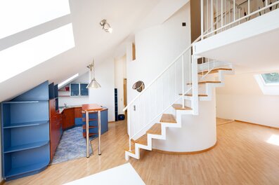 Open 2-room gallery apartment with mezzanine & kitchen – short-term rental & temporary housing for 1 to 6 months in Elsbethen/Salzburg.