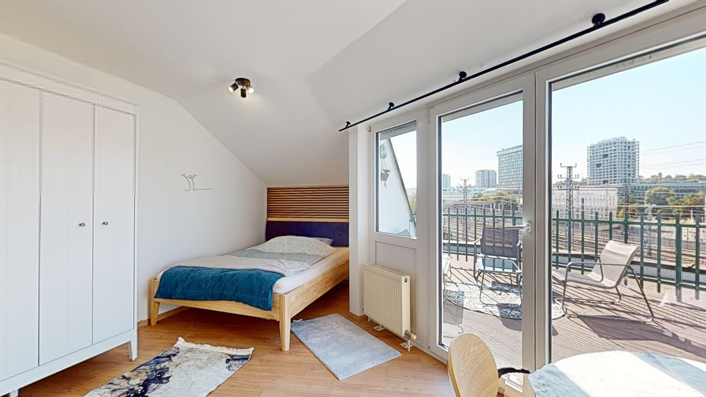 Schlafbereich mit Schrank
