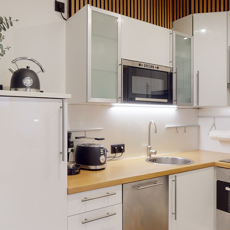 	Vollausgestattete Küche mit Geräten und Utensilien 