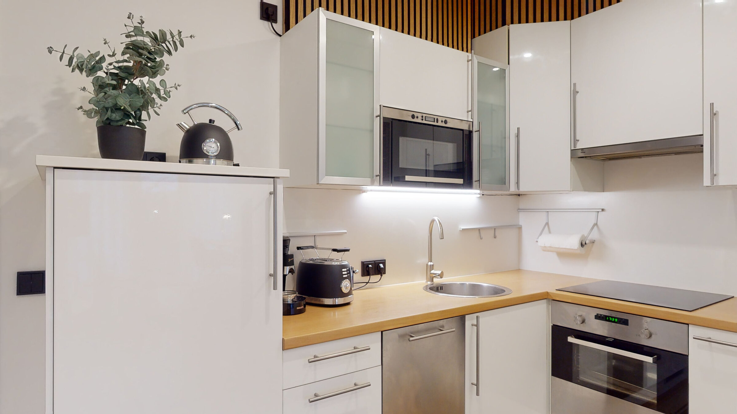 	Vollausgestattete Küche mit Geräten und Utensilien 