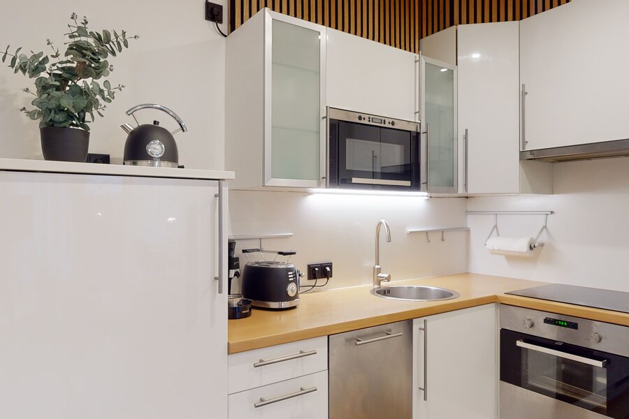 	Vollausgestattete Küche mit Geräten und Utensilien 