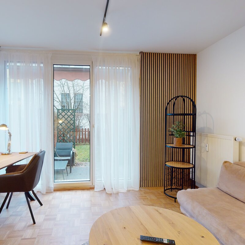 Wohnraum mit Schreibtisch 