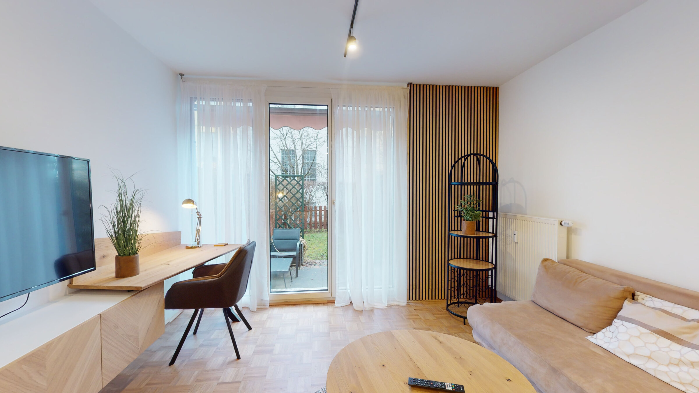 Wohnraum mit Schreibtisch 