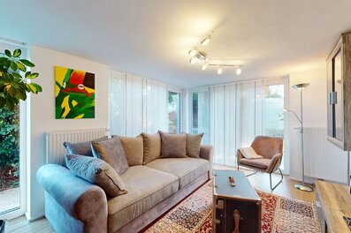 Helles Wohnzimmer mit Gartenblick – 3-Zimmer Gartenwohnung, Kurzzeitmiete & Wohnen auf Zeit 1 bis 6 Monate in Sattledt