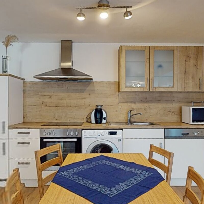 Küche mit Geschirrspüler, Herd, Kühlschrank und  Waschmaschine