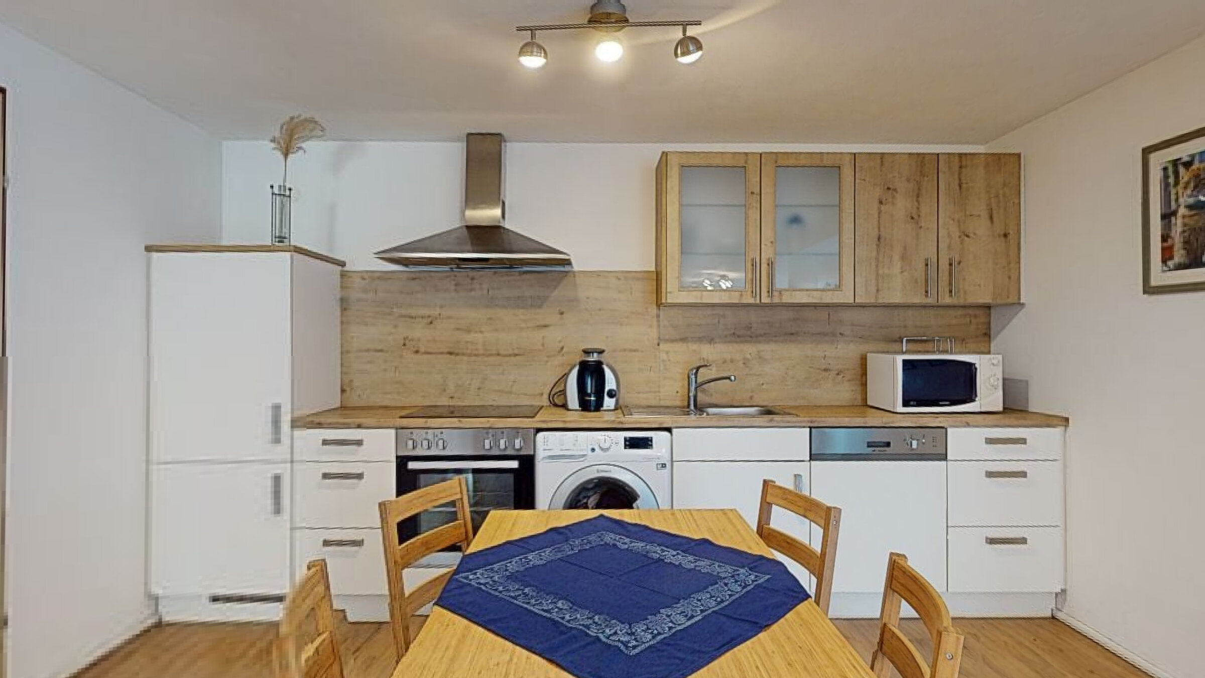 Küche mit Geschirrspüler, Herd, Kühlschrank und  Waschmaschine