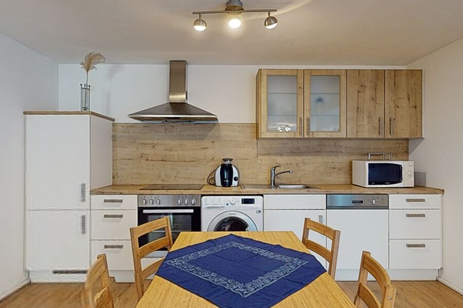 Küche mit Geschirrspüler, Herd, Kühlschrank und  Waschmaschine