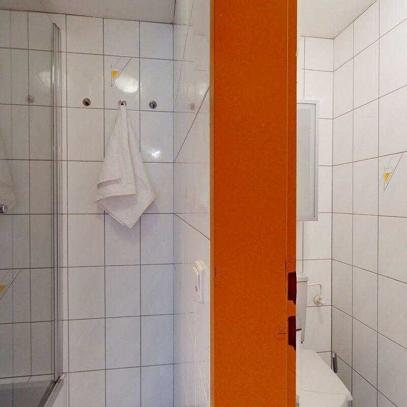 Bad mit Dusche und WC