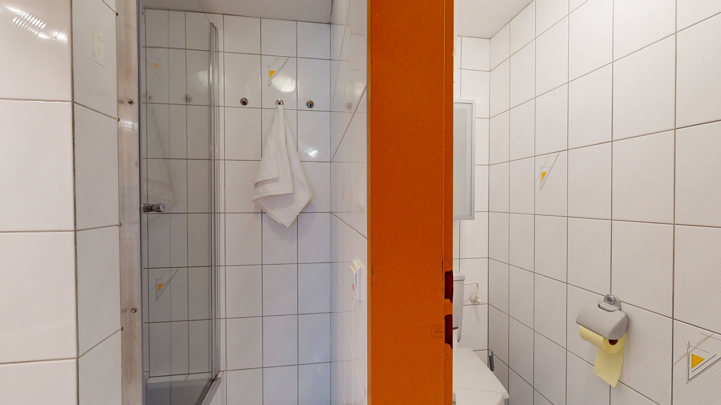 Bad mit Dusche und WC