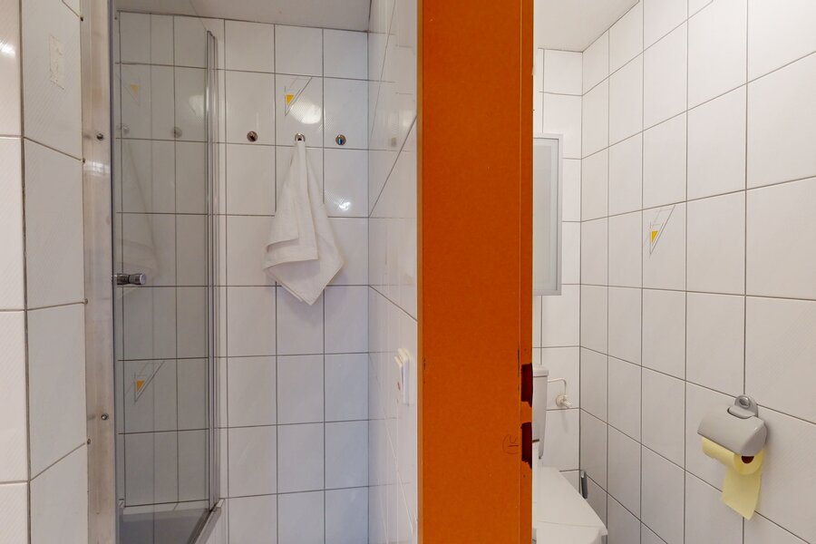 Bad mit Dusche und WC