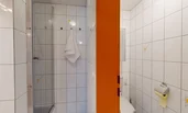 Bad mit Dusche und WC