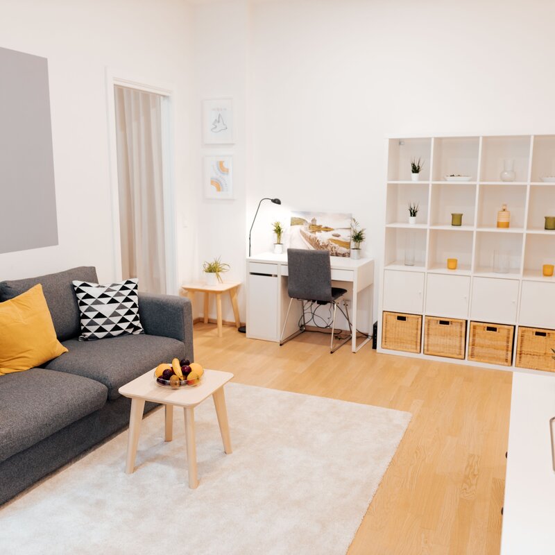 Bright living area with workspace – 2-room apartment for short-term rental, temporary housing for 1 to 6 months in Vienna
