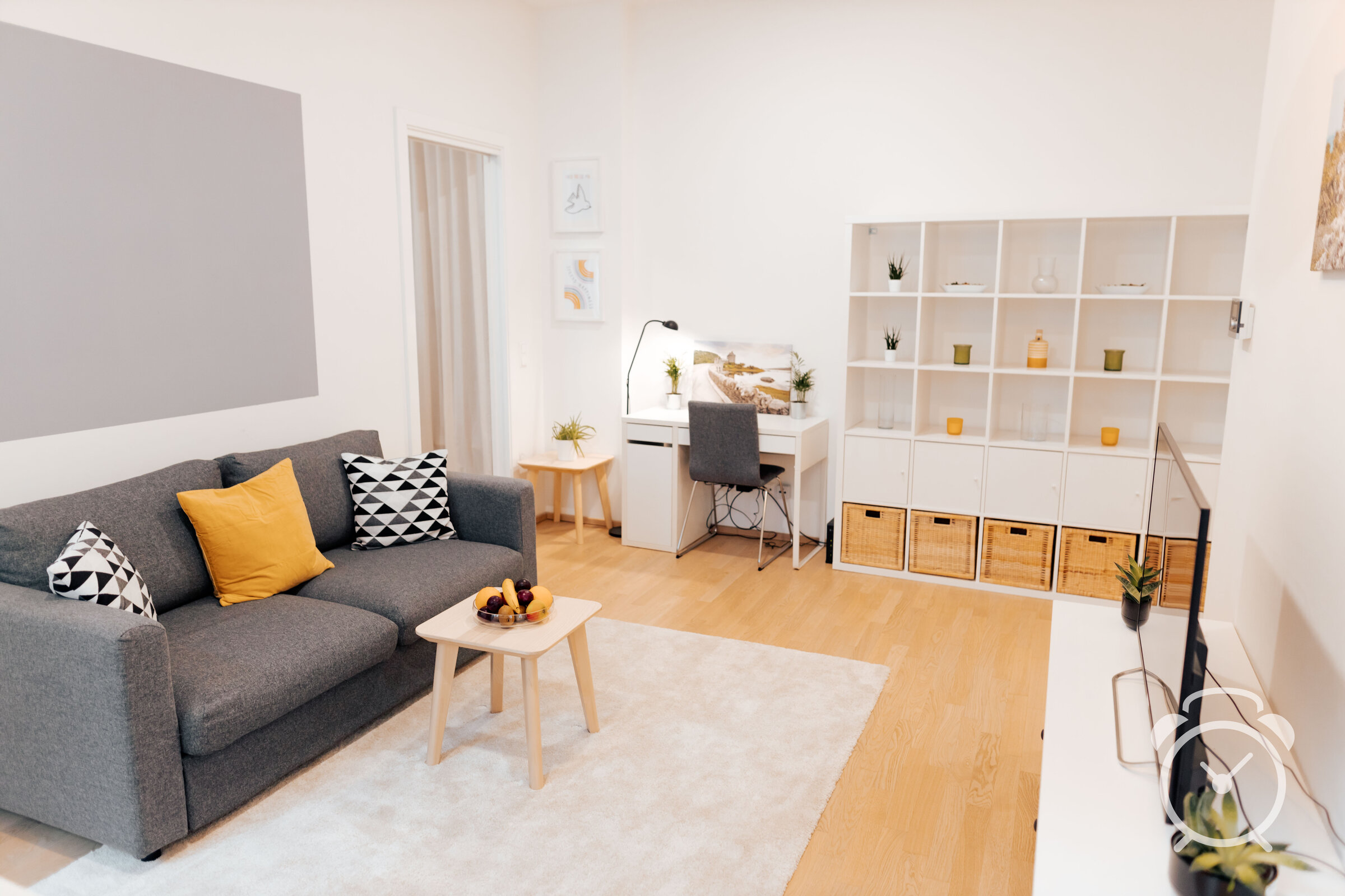 Bright living area with workspace – 2-room apartment for short-term rental, temporary housing for 1 to 6 months in Vienna