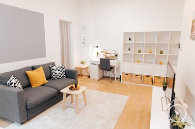 Bright living area with workspace – 2-room apartment for short-term rental, temporary housing for 1 to 6 months in Vienna