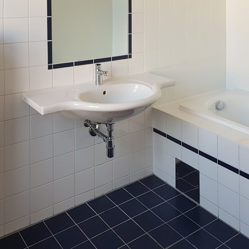 2. Badezimmer mit Wanne und Brause