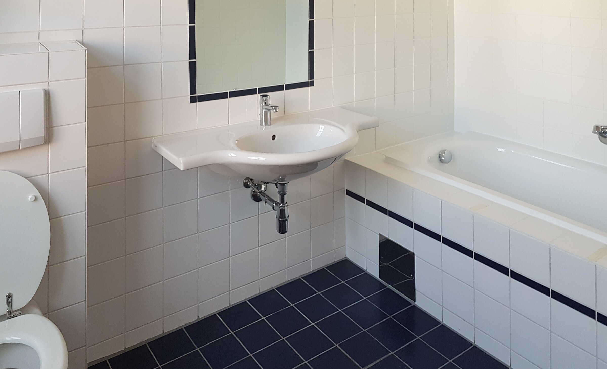 2. Badezimmer mit Wanne und Brause