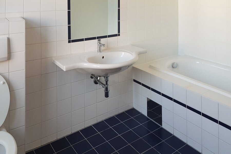 2. Badezimmer mit Wanne und Brause