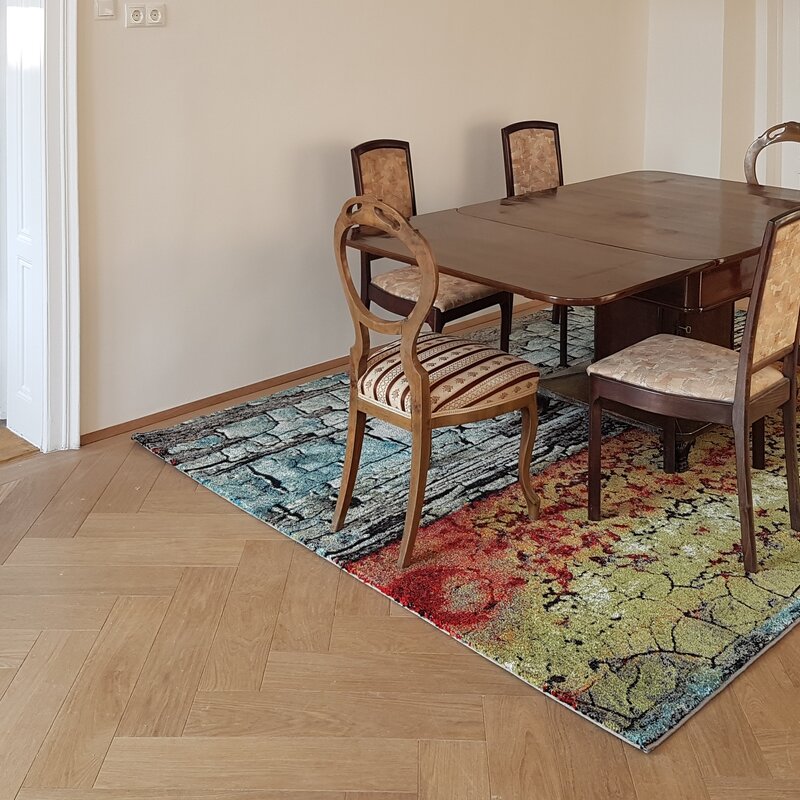 Esstisch im großen Vorzimmer