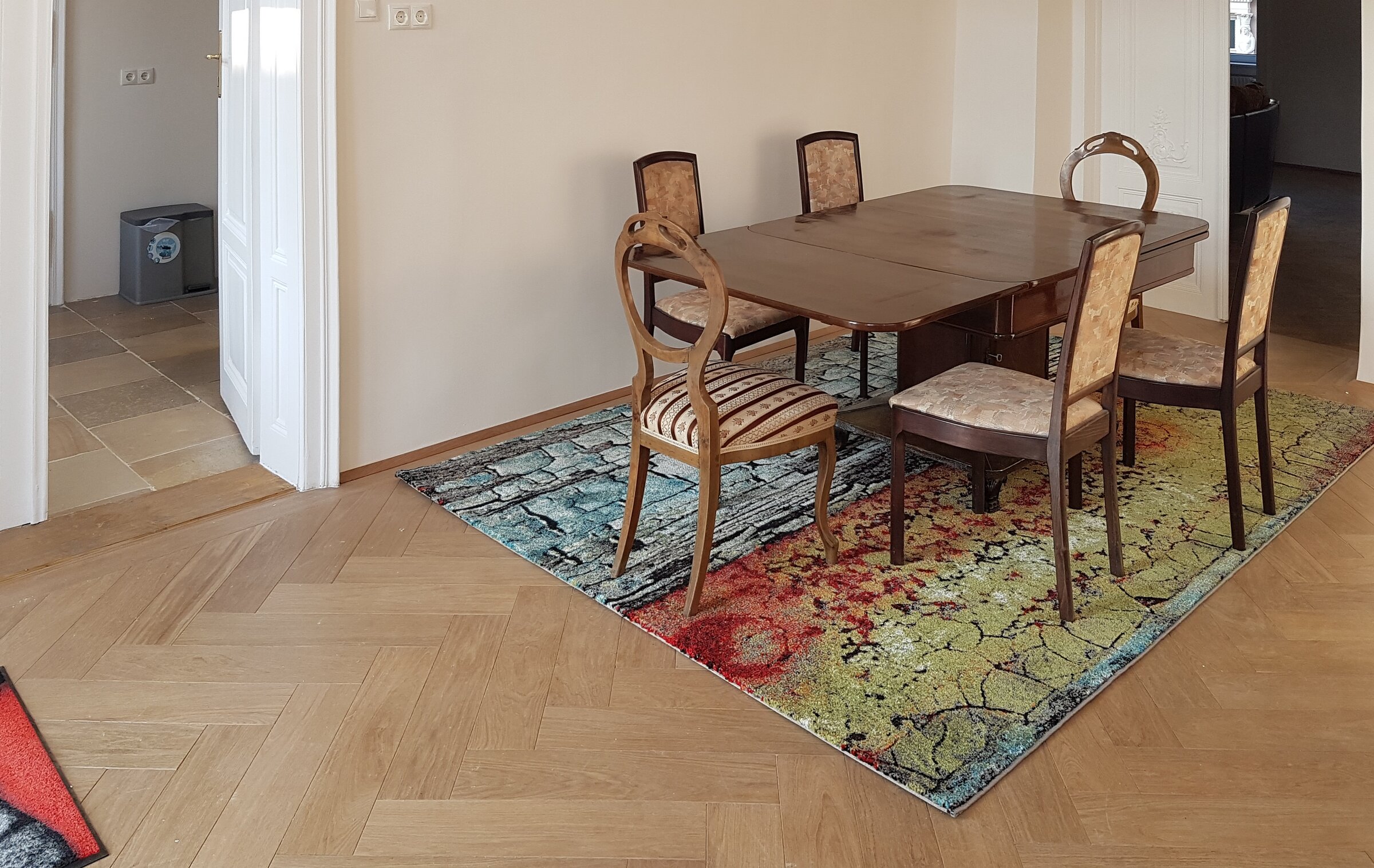 Esstisch im großen Vorzimmer