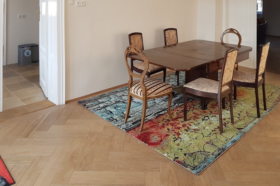 Esstisch im großen Vorzimmer