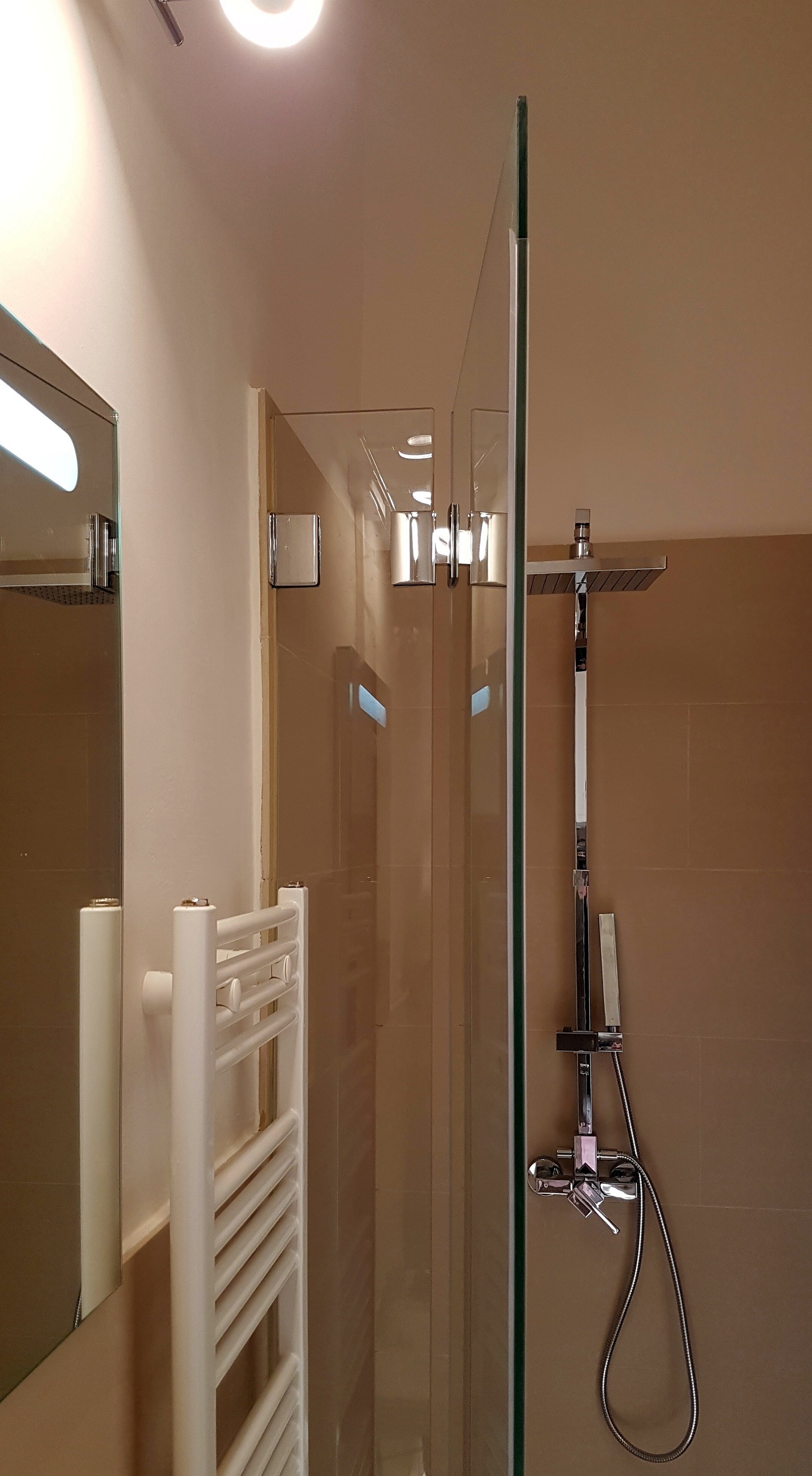 1. Badezimmer mit Dusche