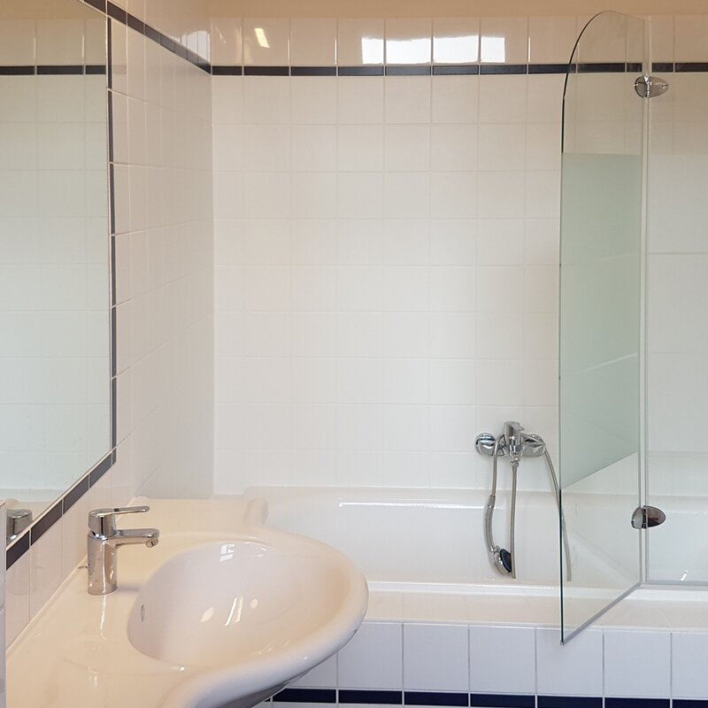 2. Badezimmer mit Duschabtrennung