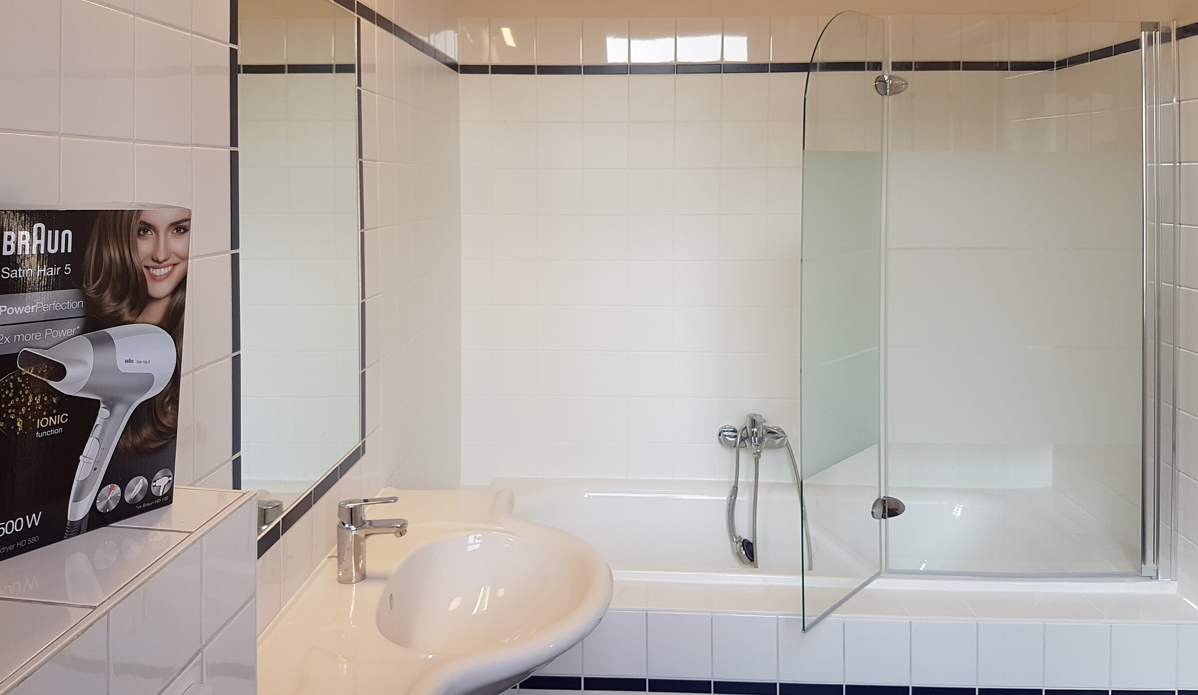 2. Badezimmer mit Duschabtrennung