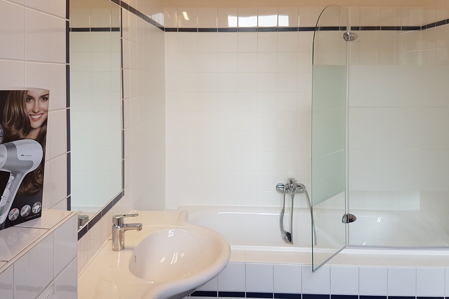 2. Badezimmer mit Duschabtrennung